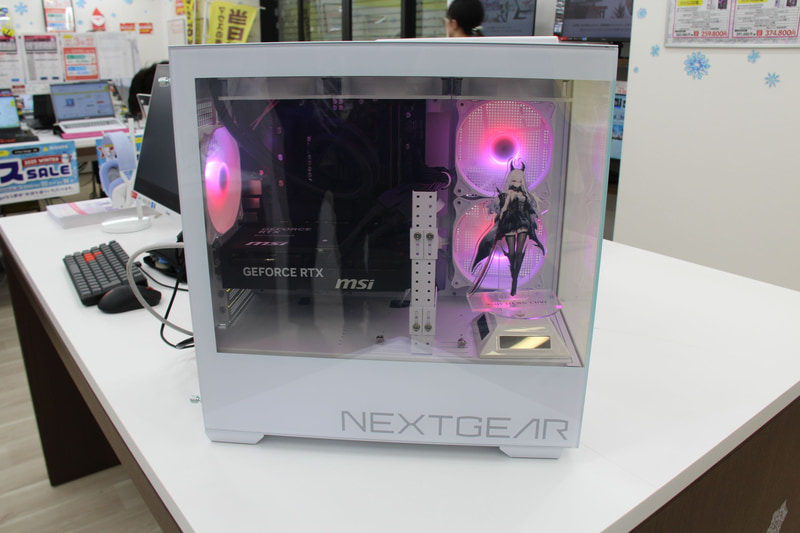 中身を見せるショーケースとして機能する。ケース内アクリルスタンド出典: デュエットナイトアビス ©Pan Studio All Rights Reserved.