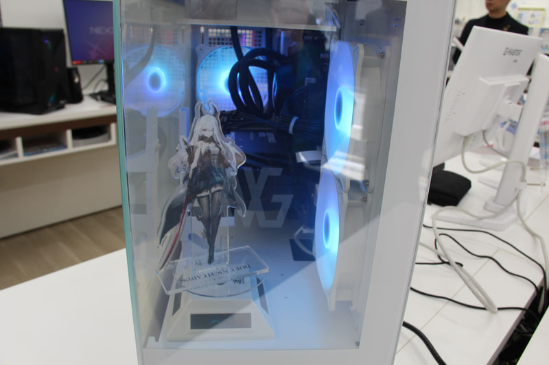 正面中央のロゴは、ステルスモード時には見えなくなる