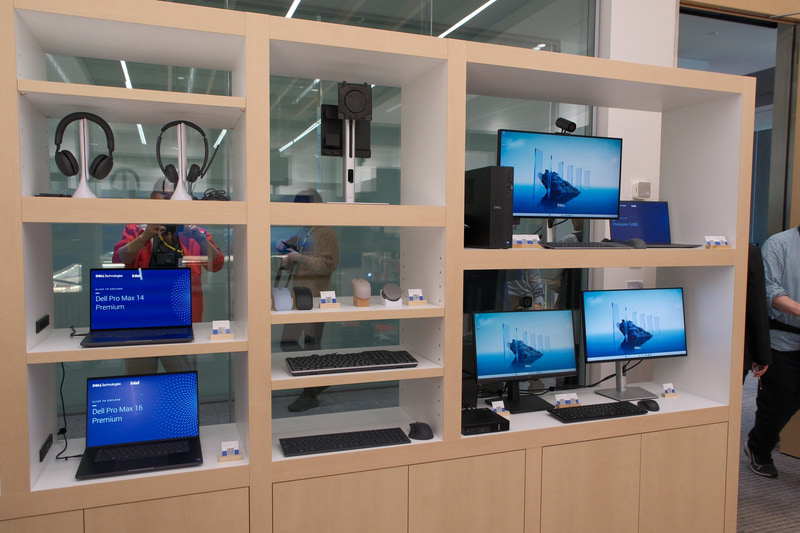 PCだけでなく周辺機器やアクセサリなどが所狭しと並ぶ