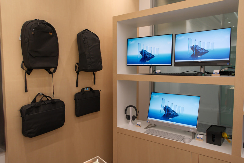 PCだけでなく周辺機器やアクセサリなどが所狭しと並ぶ