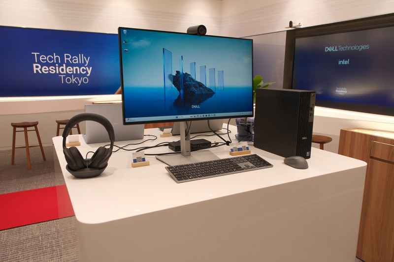 中央にはデスクトップのセットアップ展示
