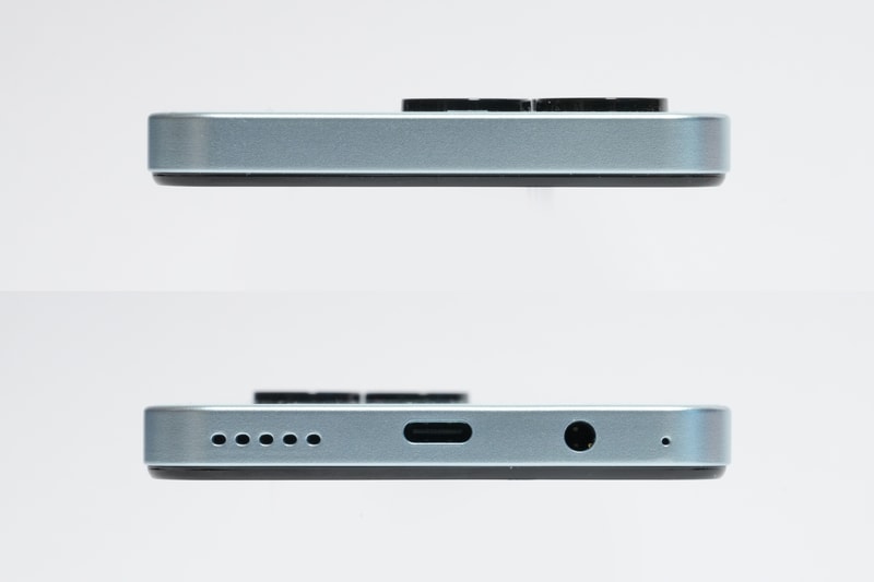 下面には左からスピーカー、USB Type-C、3.5mmヘッドフォンジャック、マイクを用意