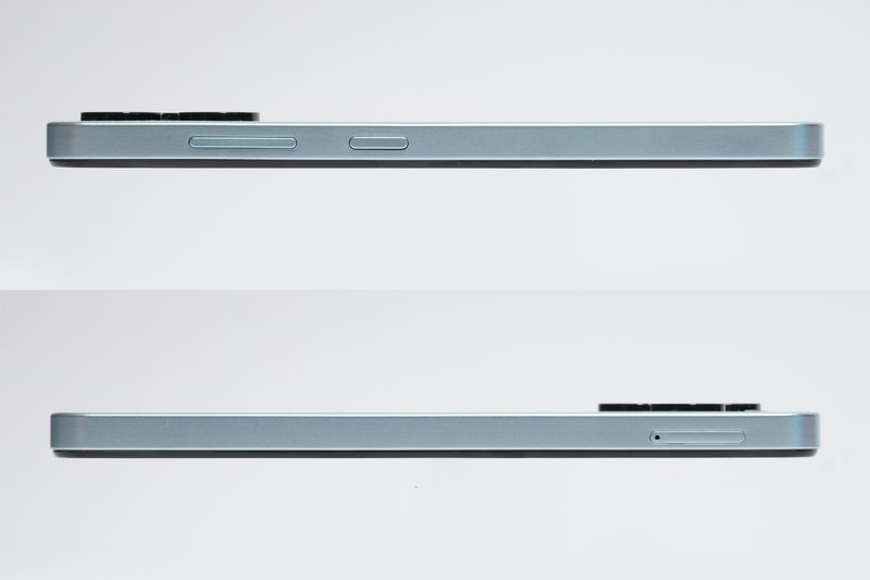 右側面にはボリュームボタン、電源ボタン、左側面にはSIMカード/microSDカードスロットを配置