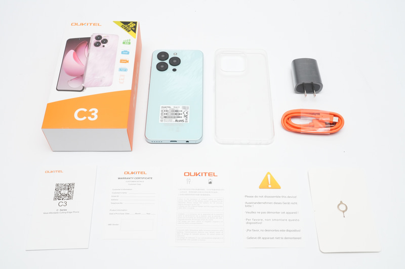 パッケージには、本体、ソフトケース、USB ACアダプタ、USBケーブル、説明書類、SIM取り出しピンが同梱