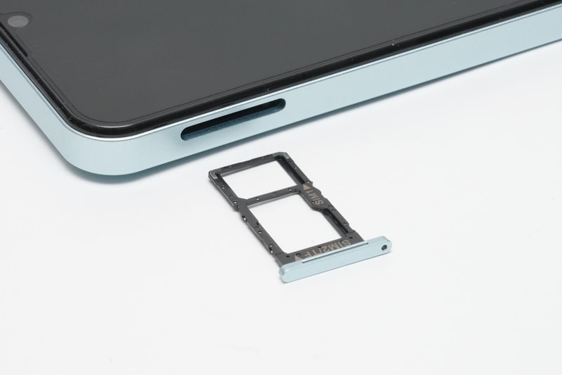 カードトレイには、Nano SIMカード2枚またはNano SIMカードとmicroSDカードを1枚ずつ装着できる