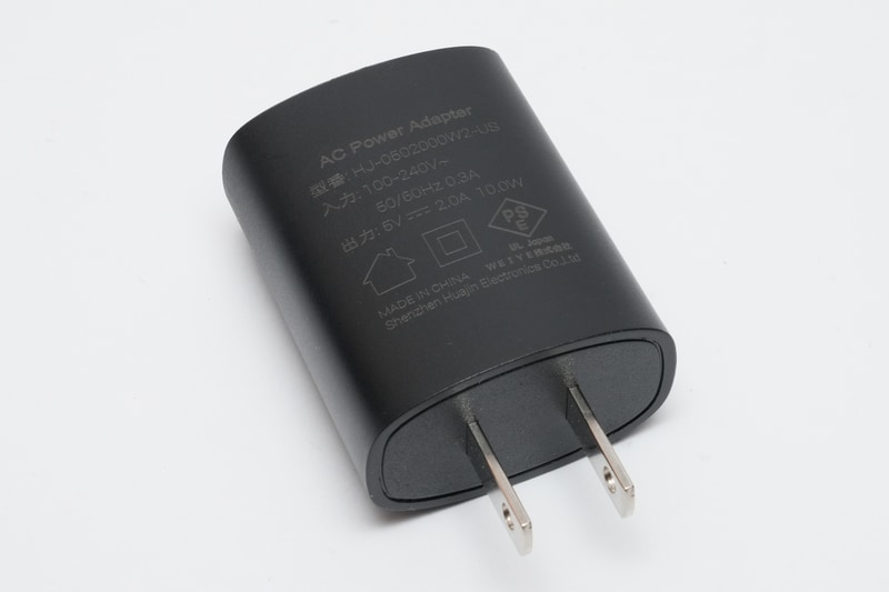 USB ACアダプタの型番は「HJ-0502000W2-US」。仕様は入力100～240V/0.3A、出力5V/2A、容量10W