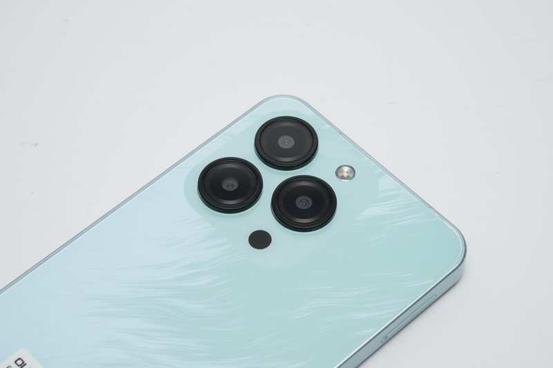 左上がメインカメラ。ほかのふたつのカメラは飾りだ