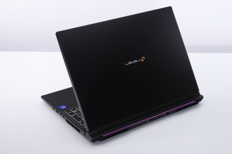 本体カラーはマットブラックで、キーボードや背面にRGB LEDによる装飾が施されている