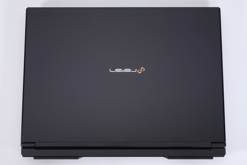 マットブラックでカラーリングされた天板の中央にLEVEL∞ロゴが配置されている