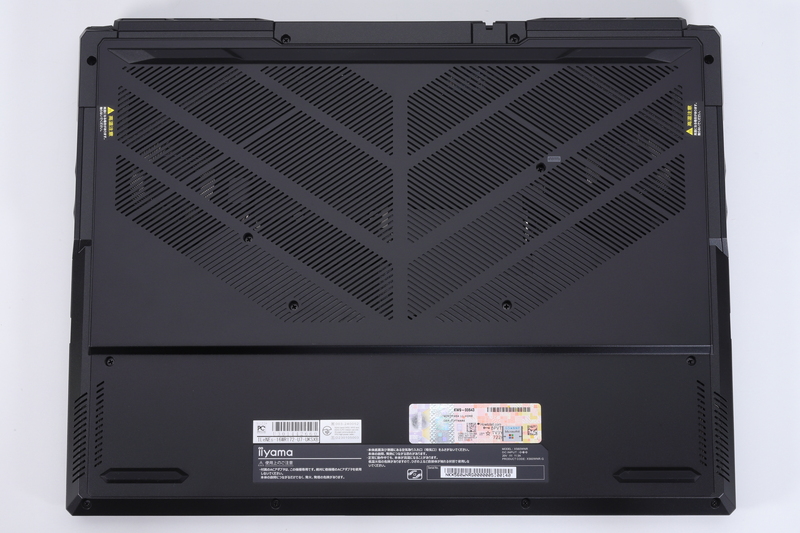 底面。中央部から背面側にかけて通気口を設けている