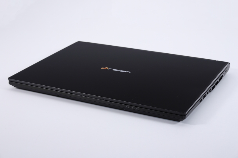 ディスプレイを閉じた状態。筐体サイズは約355×275×30.6mmで、重量は約2.26kg