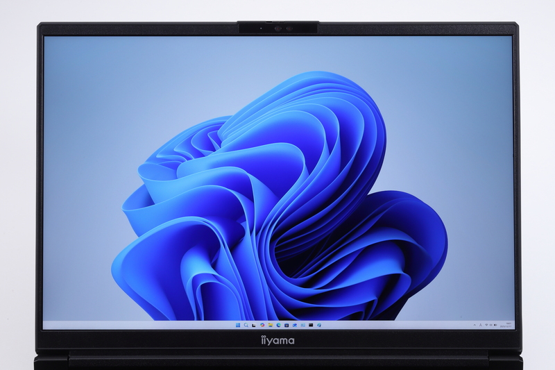 300Hz駆動に対応した16型WQXGA液晶パネルを搭載。高速かつ高精細で発色も良好という質の高い液晶パネルで、可変リフレッシュレート機能にも対応している