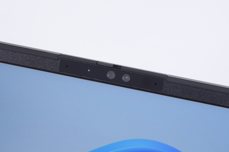 内蔵ディスプレイの上部にはWindows Hello対応のWebカメラ(500万画素)を搭載