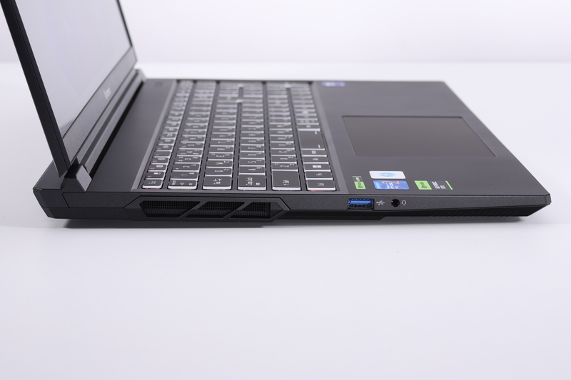 左側面。USB 3.2 Gen 2、ヘッドセット端子