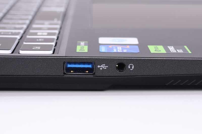 左側面。USB 3.2 Gen 2、ヘッドセット端子