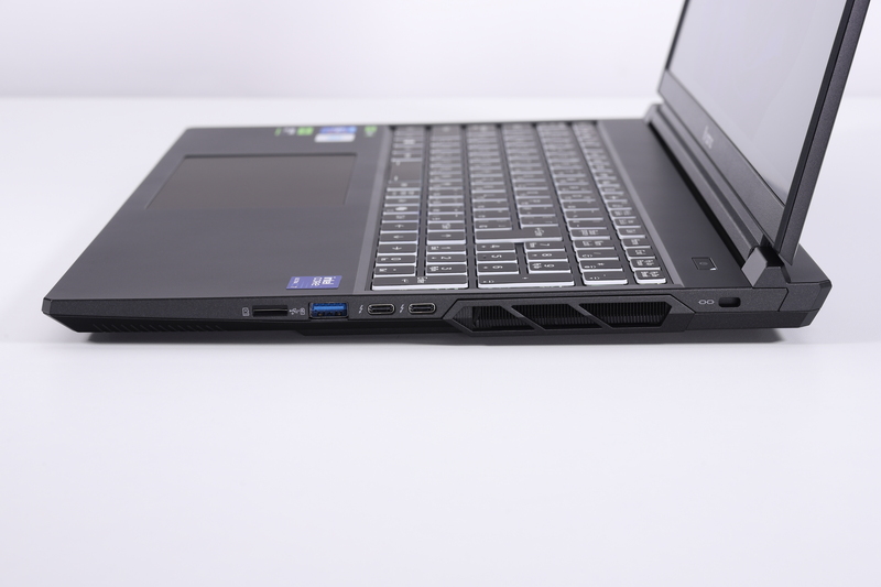 右側面。microSDカードスロット、USB 3.2 Gen 2、Thunderbolt 4 2基、セキュリティロックスロット