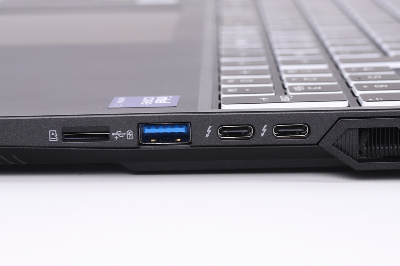 右側面。microSDカードスロット、USB 3.2 Gen 2、Thunderbolt 4 2基、セキュリティロックスロット