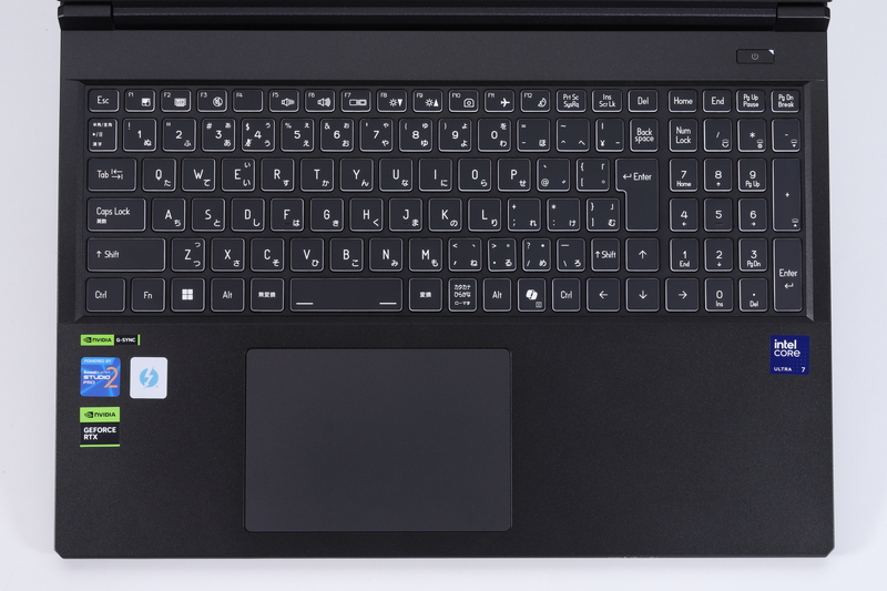 テンキー付きの日本語配列キーボードを採用。右上に電源スイッチ、パームレスト部にタッチパッドを備えている
