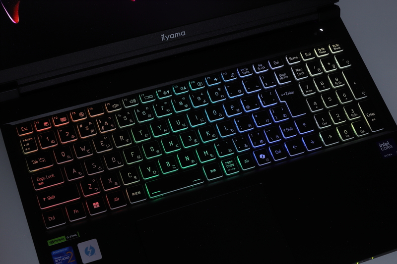 キーボードの各キーはRGB LEDバックライトを備えている