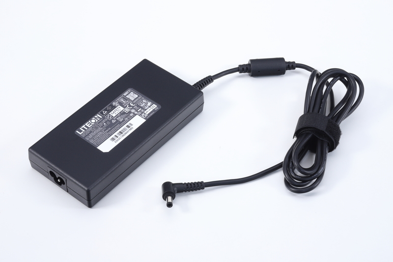 LEVEL-16WR172-U7-UKSX付属のACアダプタ。230W(20V/11.5A)の出力が可能