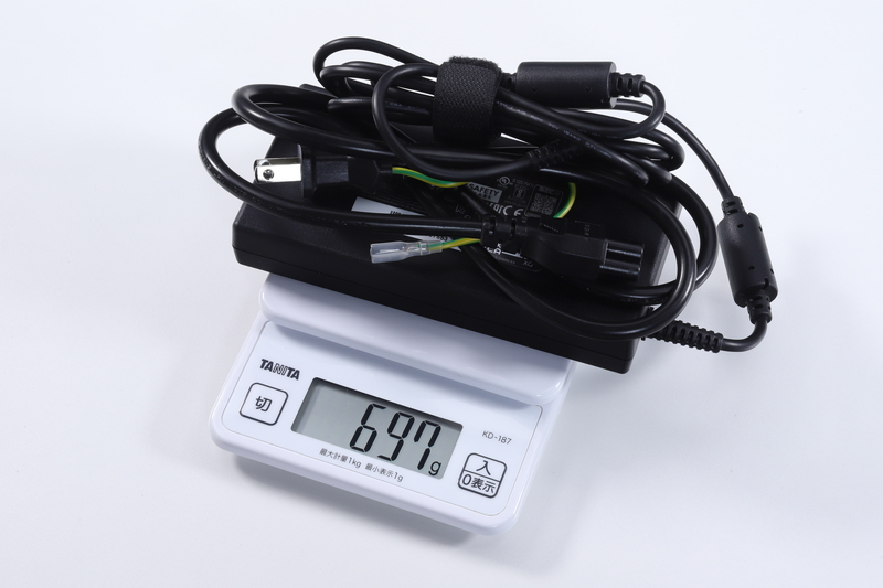 ACアダプタの重量はケーブル込みで約700g