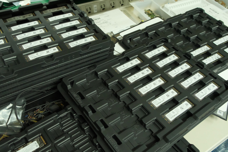 R&Dセンター内で試験用に使われているSSDたち