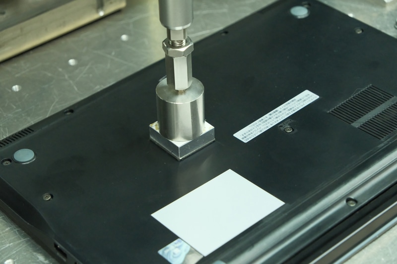 何度も筐体を押して、中のパーツが壊れたり変形したりしないかを確認する