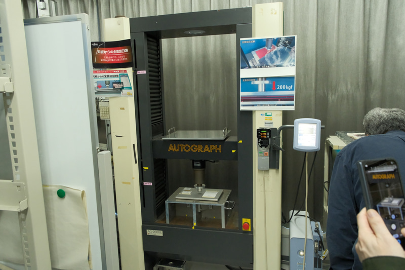 圧迫試験。天面に200kgfの圧力をかける