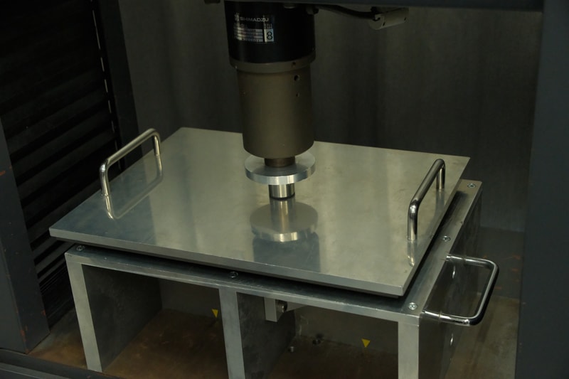 上に板を置いて、天面全体に圧力がかかるように