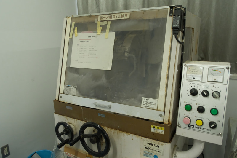 基板を樹脂で固めて切断して、断面をチェックするための装置