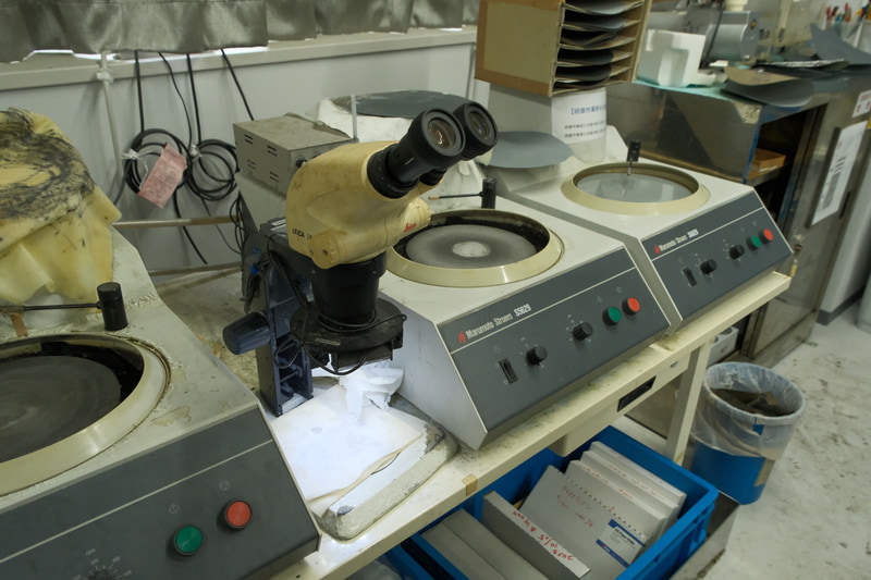 切った基板はこちらで研磨