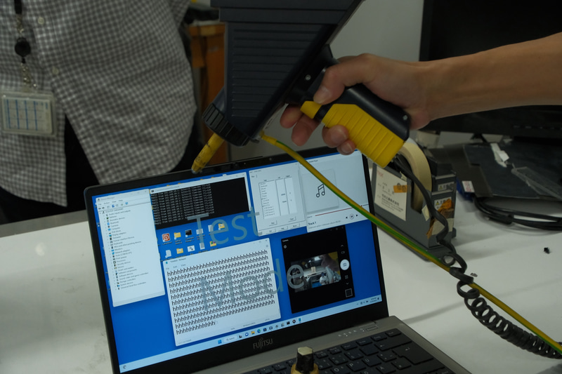 専用の機器で静電気を与え、不具合が起きないか確認していく