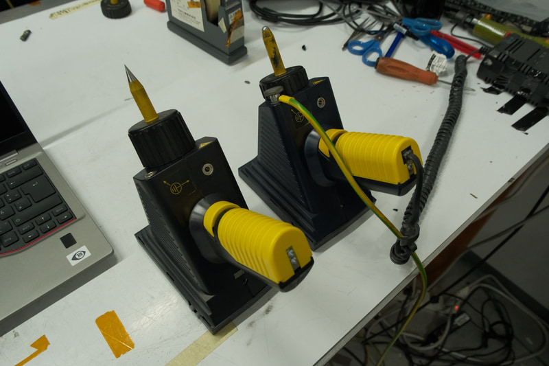 機器は先端の形状が変えられる。左は尖った形状で端子などに直接当てる、右は指を模した形状