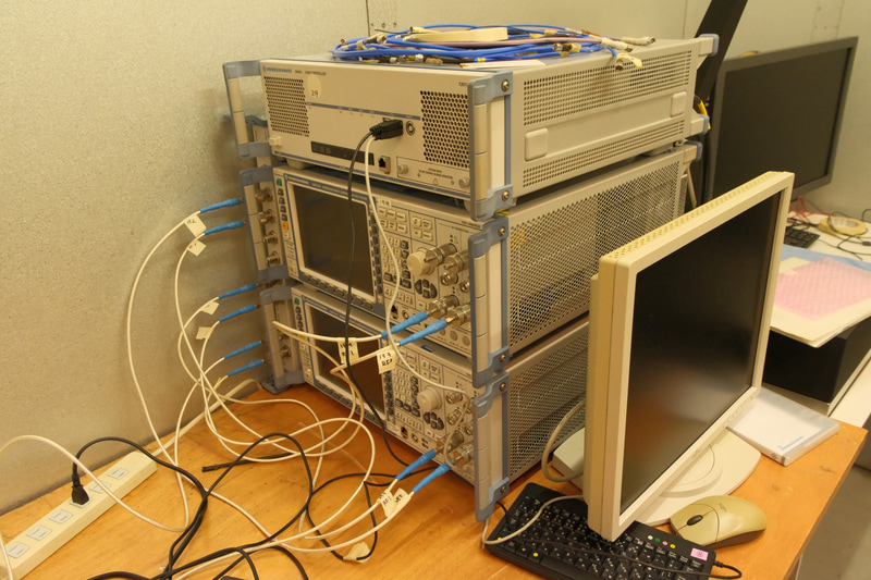 電波を出すための基地局シミュレータも設定されている