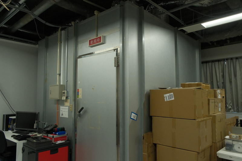 機器が放出する電波が人体に与える影響を測定する、SAR評価用の設備。電波暗室になっている