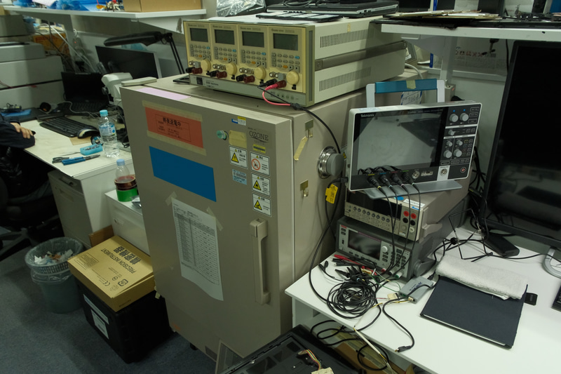 恒温槽と呼ばれる装置の中で、温度を変化させながら評価が行なわれる