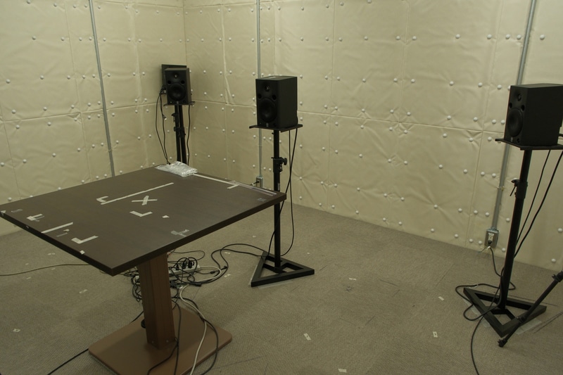 無響室。スピーカーやマイクの性能や音質が想定通りになっているか確認する