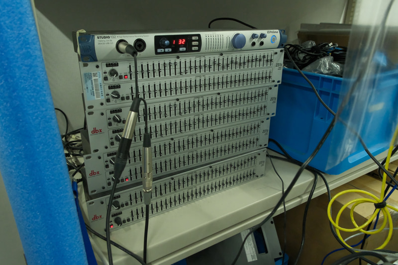 音響系の機材も並ぶ