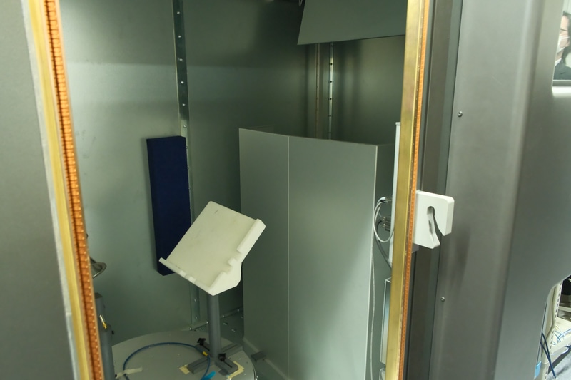 左側の台にPCを設置し、台や右側の鉄板を動かしながら、測定を行なう