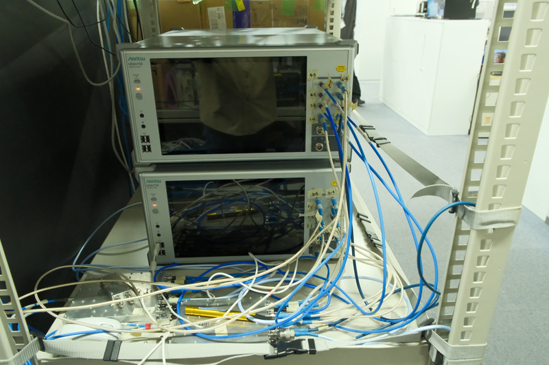 基地局シミュレータ。実際の4Gや5Gの電波をシミュレートして、チャンバー内で送出する