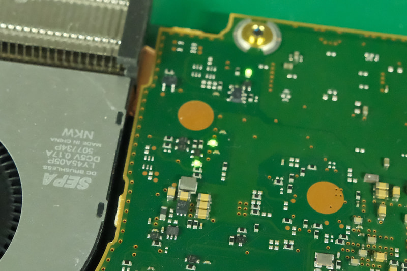 基板がむき出しの検証機では、基板上にLEDが付いているものもある。これはどの部分の電源が入っているのか、測定器をつながなくても分かるようにするため。当然だが、実際の製品には付いていない