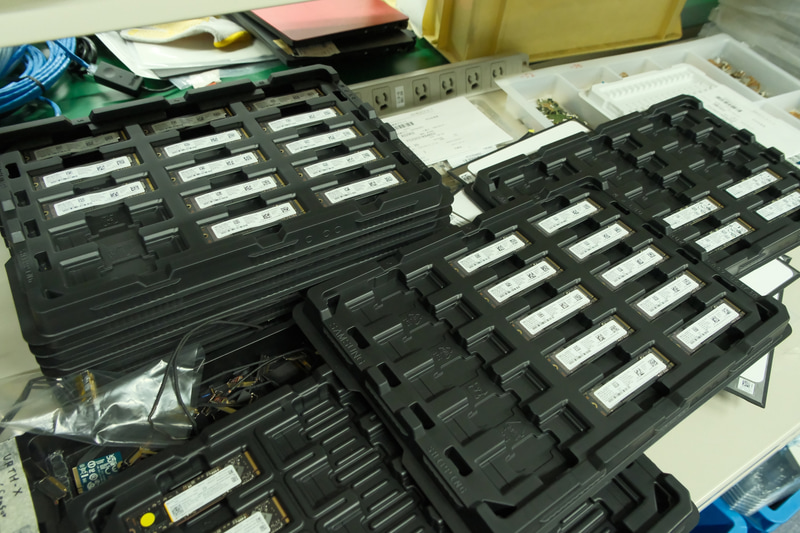 試験に使うSSDたち