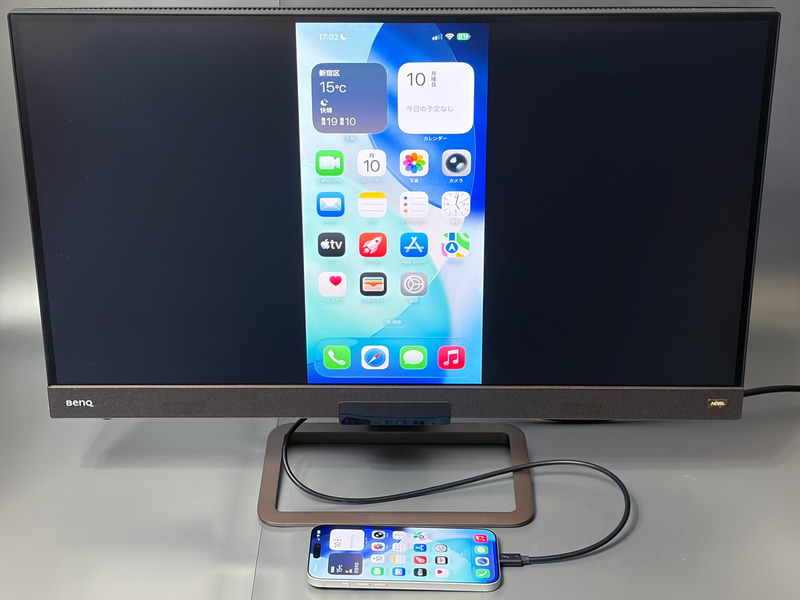 iPhoneはケーブルを接続するだけで外部ディスプレイへと出力できる