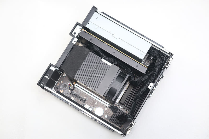 前面から見て左側(写真では左下)の拡張スロット、上の方はPCIe 5.0 x16接続、下の方はPCIe 5.0 x4スロットだ