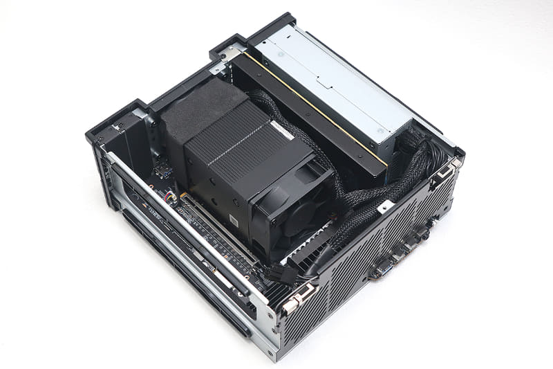 前方から見て右側のPCIe x16形状のスロットには、25GbEのNICとM.2 2280スロットを2基備えたカードがあらかじめ装着されており、プロプライエタリなスロットとなっている