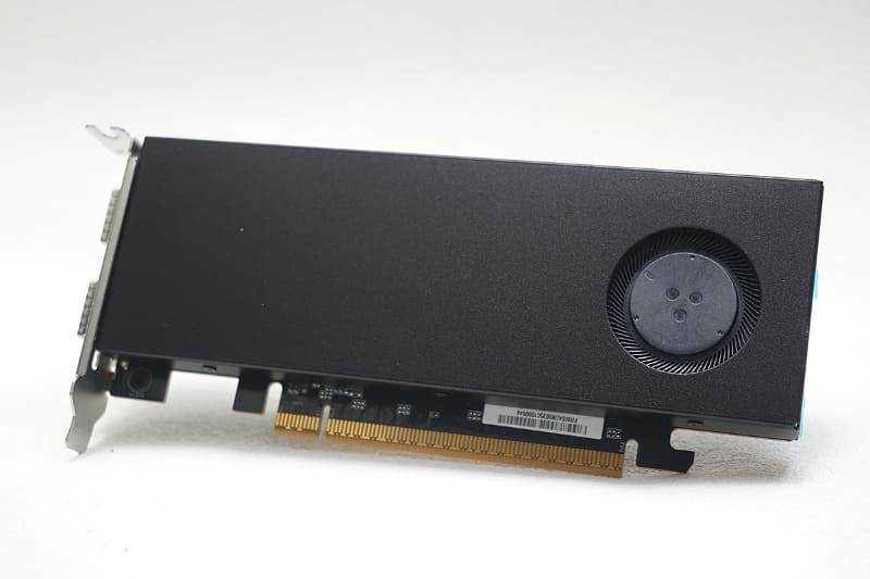 Core Ultra 9 285HX構成にのみ付属している、25GbE NICとM.2 2280スロットを2基備えた混合カード