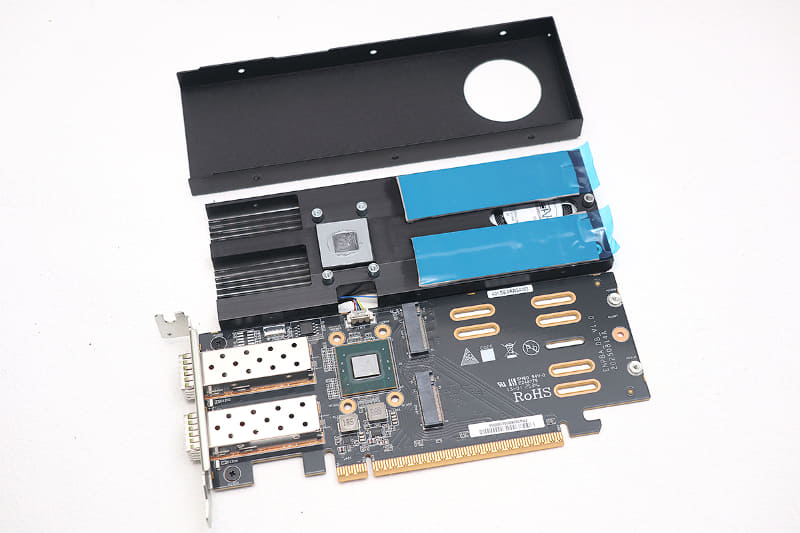 3枚おろしにしたところ(カバーを外す必要がなかったが……)。配線を見る限り、CPU側のPCIe 5.0 x4にはIntel E810がつながるよう設計されており、その次のx4レーンが空きパターンで、M.2 2280スロット2基はPCH側に接続するようになっている