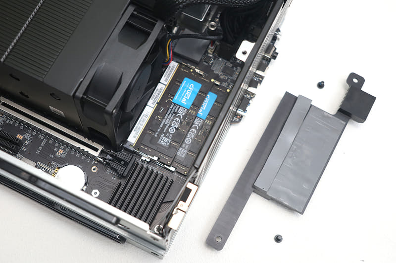 CPU側のメモリにはヒートシンクが装備されており、放熱にも配慮した