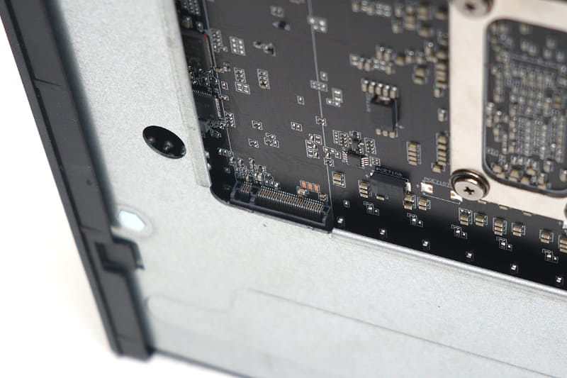 若干見つけにくいが、背面にもM.2 2280スロットが1基ある。Core Ultra 9 285HX構成を選ばず、25GbEとM.2 2280の混合カードが付属しない場合、実質これが標準で拡張できる唯一のスロットとなる