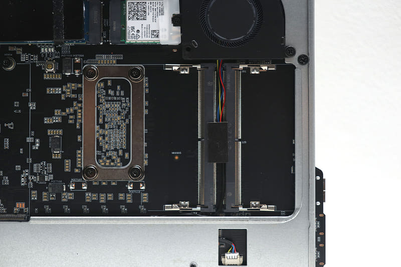 CPUと逆側のメモリスロット。メモリ2枚の場合こちらに装着しないように注意したい(起動しないとされている)